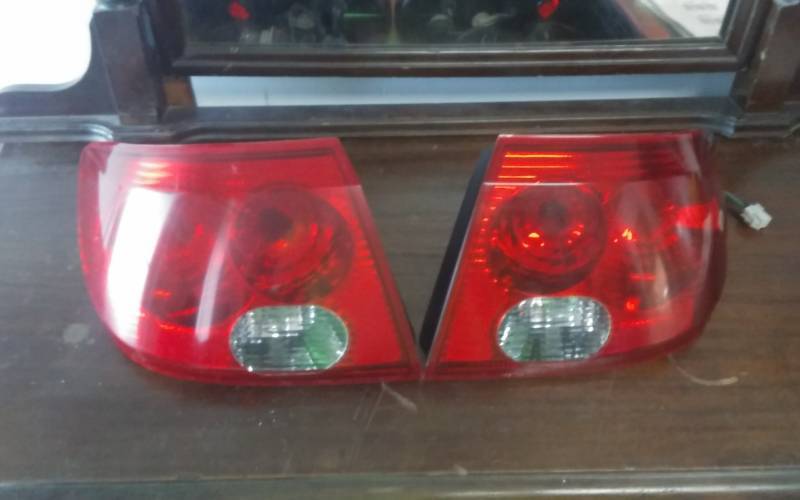 lot 15 image: 2003-2005 Saturn Taillights