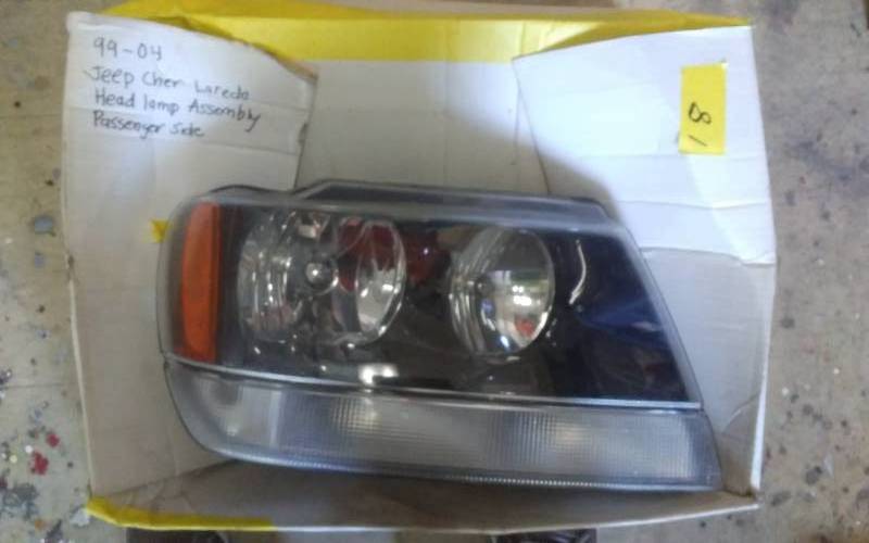 lot 18 image: Head Lamp Assembly For 1999-2004 Jeep Laredo Passenger Side