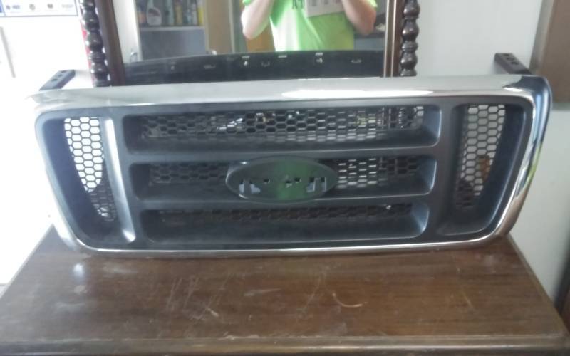 lot 20 image: 2005 Ford F150 Grill