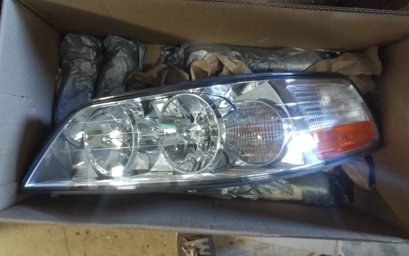 lot 21 image: 2005-2011 Lincoln Town Car Head Lamp Assy New