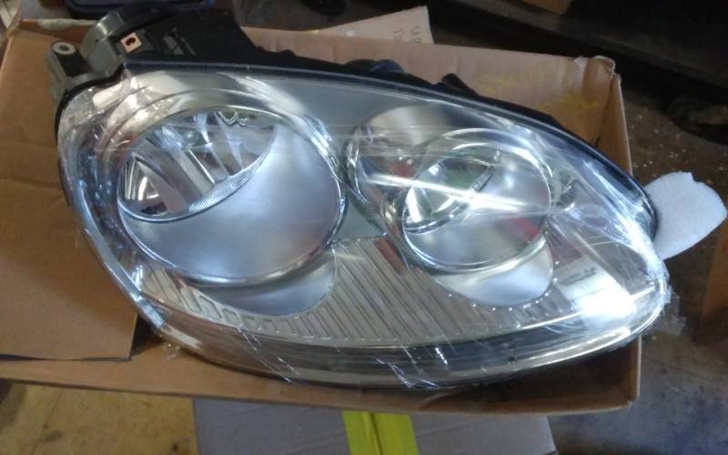 lot 22 image: 2005-2010 VW Jetta Passenger Side Head Lamp Assy New