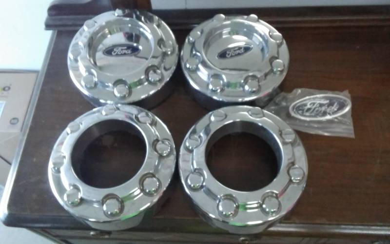 lot 25 image: For F-250 4x4 Center Caps New 1999-2005