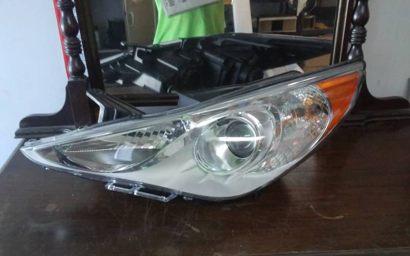 lot 28 image: 2011-2014 Hyundai Sonate Head Lamp Assy. OEM New