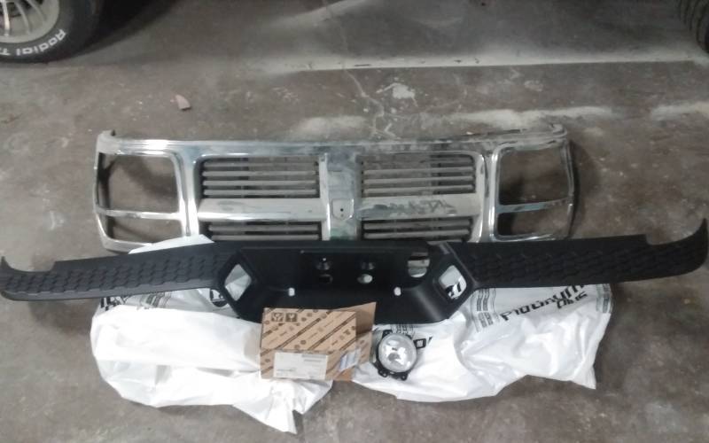 lot 33 image: Chrysler Town & Country Grill, Mopar Fog Lamp, Ram Rear Bumper Cover.