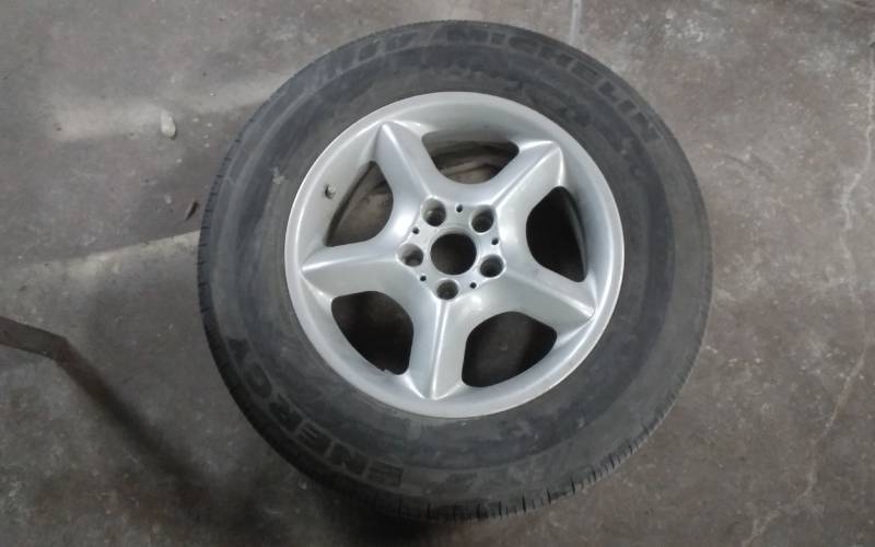 lot 35 image: Factory Wheel & Michelen Tire For BMW X-5