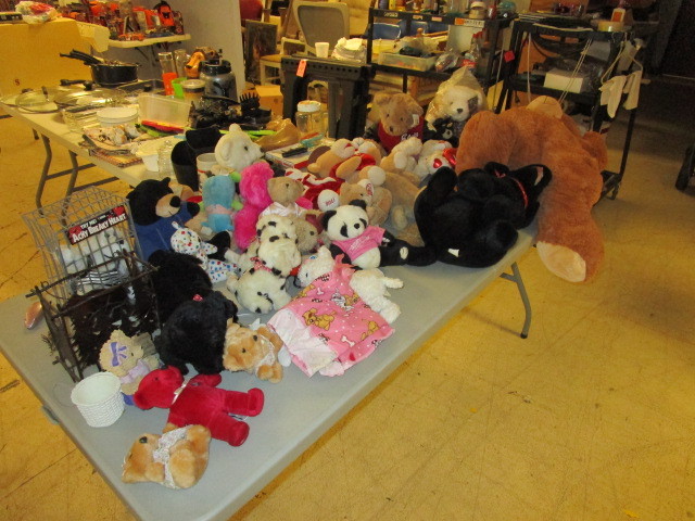 lot 401 image: ASSORTED TEDDY BEARS AND STUFFED TOYS