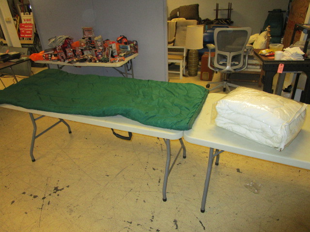 lot 411 image: FULL SIZE MATTRESS PAD AND SLEEPING BAG