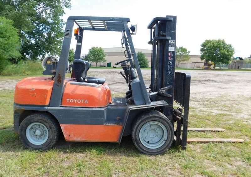lot 6 image: 1999 Toyota 6FGU35 Forklift