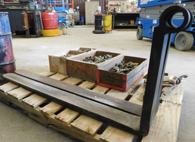 lot 29 image: Set of Shaft Forklift Forks