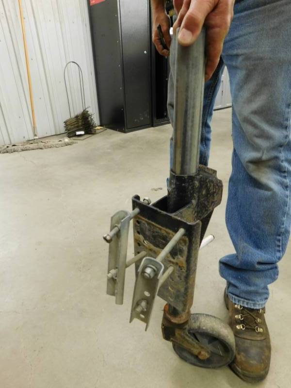 lot 34 image: 20 Trailer Jack