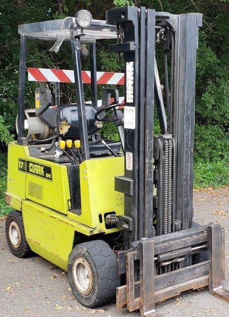 lot 8 image: 1996 Clark GPX17E Forklift