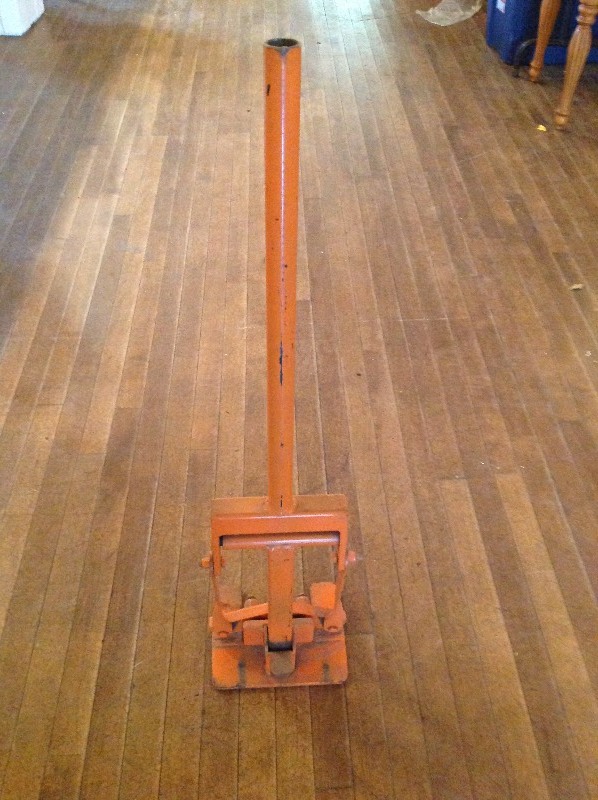 lot 23 image: Post Puller