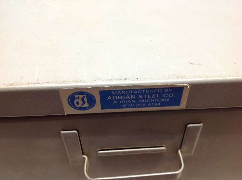 lot 30 image: Metal Storage Cabinet