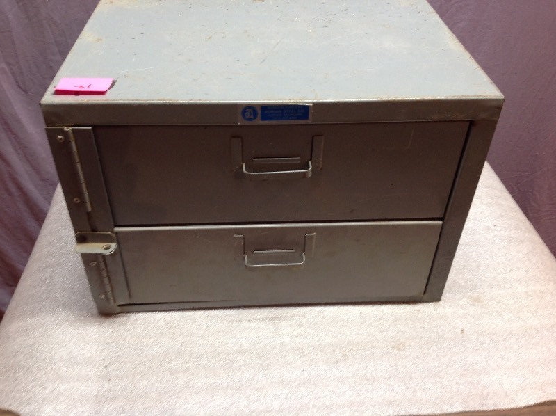 lot 31 image: Metal Storage Cabinet