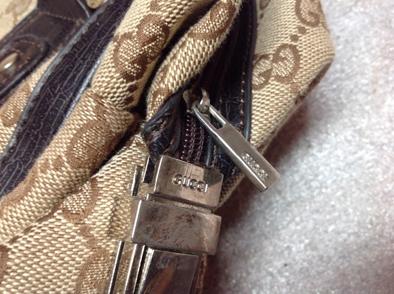 lot 38 image: Gucci Handbag