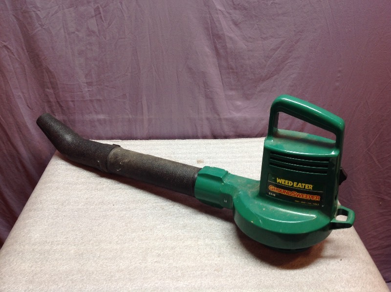 lot 80 image: Electric Leaf Blower