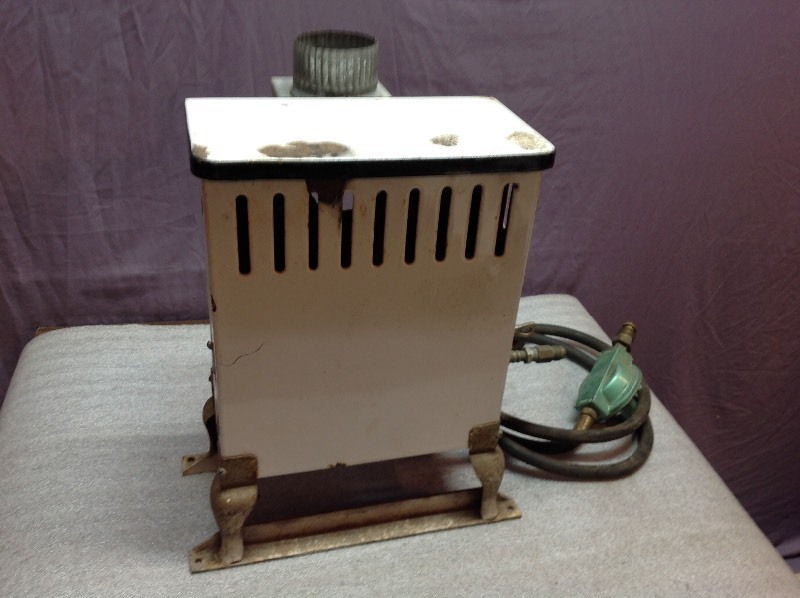 lot 86 image: Small Vintage Porcelein Heater