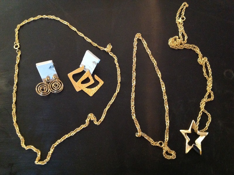 lot 207 image: Gold Chains & Earrings