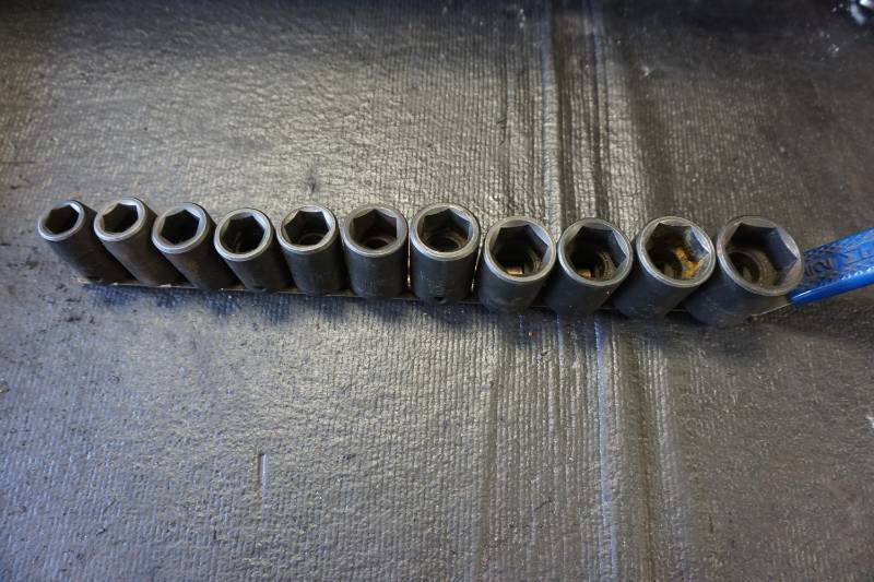 lot 21 image: Craftsman 11 PC Impact Wrench Metric Socket Set