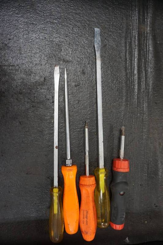 lot 119 image: 5 PC Screw Driver Set in Assorted Sizes