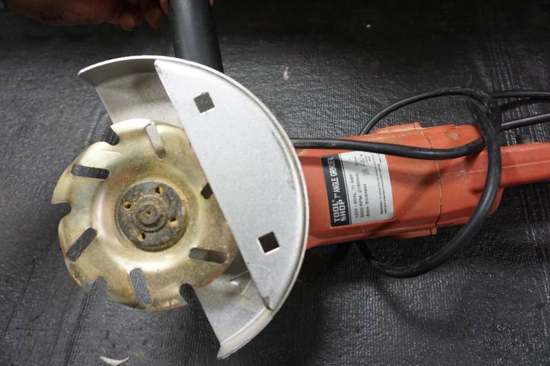 lot 143 image: Shop Tool Brand 7 Angle Grinder
