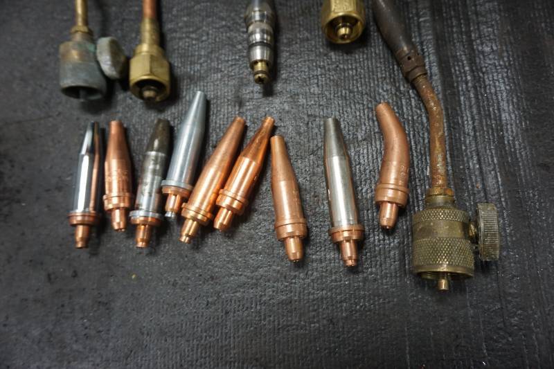 lot 185 image: Lot of Acetylene Torch Heads & Brand New Cutting Tips In Assorted SizesUses