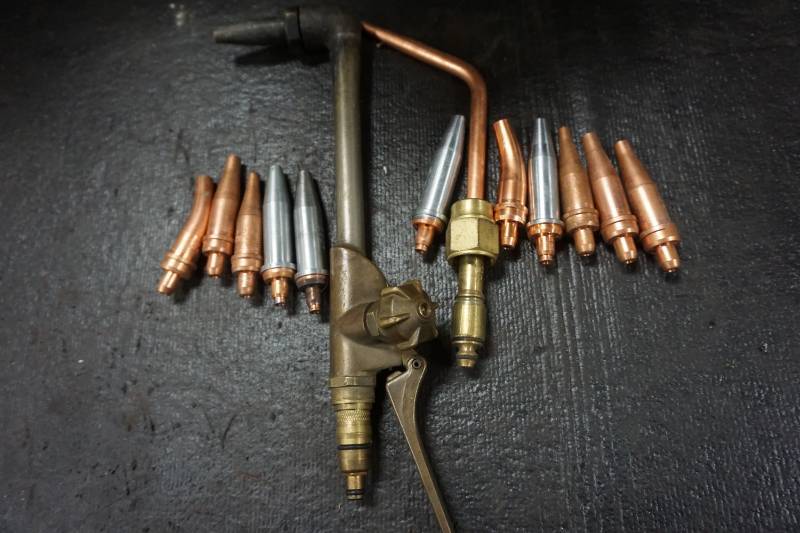 lot 186 image: Lot of Acetylene Torch Heads & Brand New Cutting Tips In Assorted SizesUses