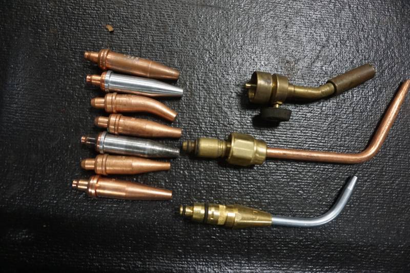 lot 187 image: Lot of Acetylene Torch Heads & Brand New Cutting Tips In Assorted SizesUses