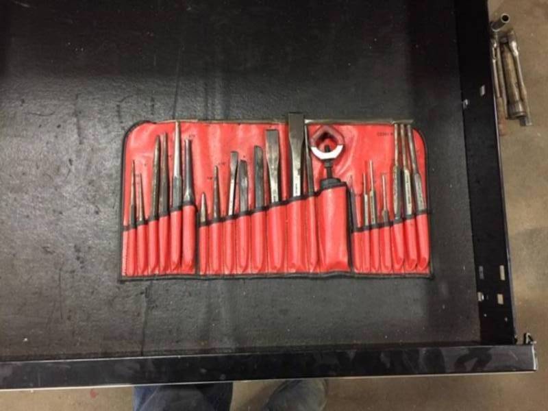 lot 216 image: Snap On Tools Large Punch & Chisel Set With Case