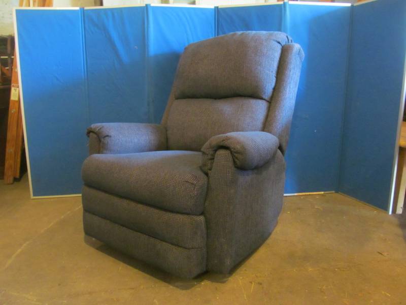 lot 7 image: recliner