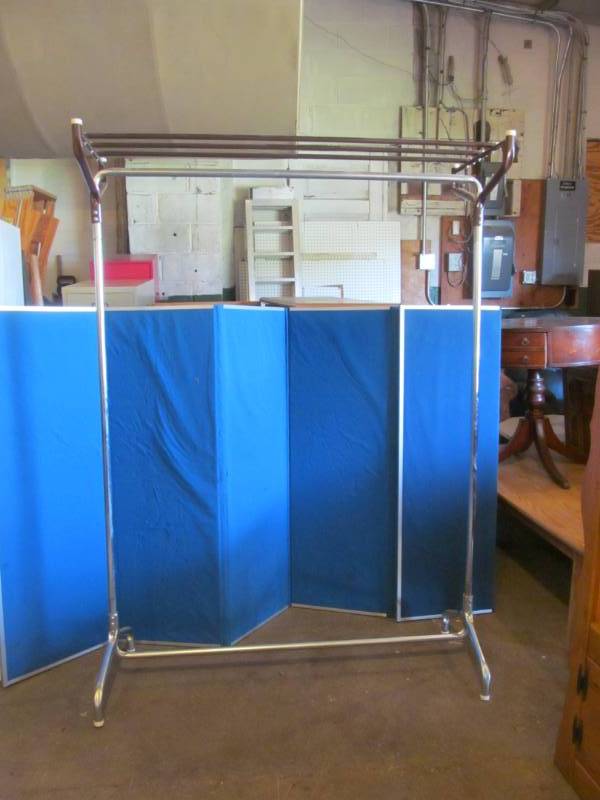 lot 11 image: wardrobe rack