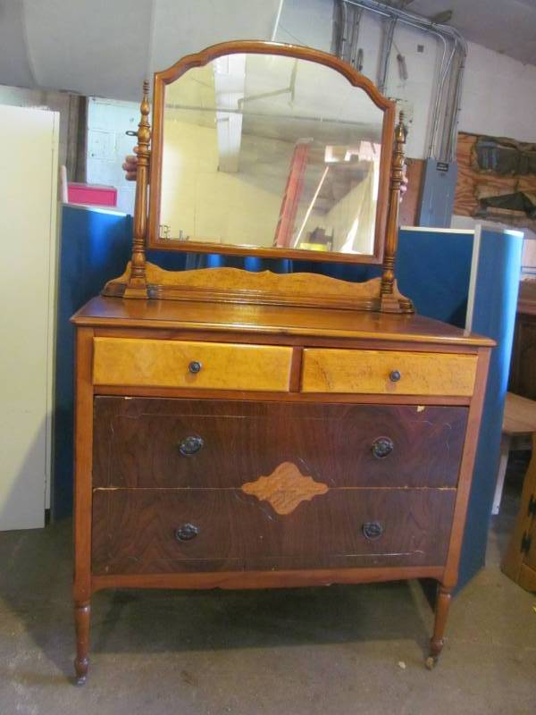 lot 12 image: vintage dresser