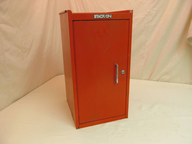 lot 17 image: Stack On tool Cabinet