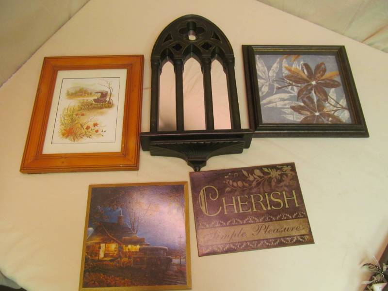 lot 31 image: wall dcor