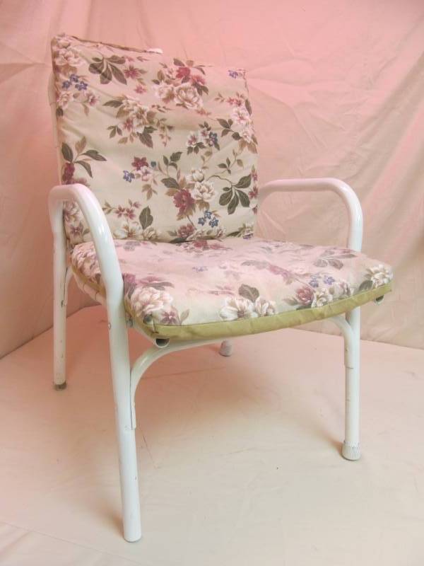 lot 38 image: patio chairs