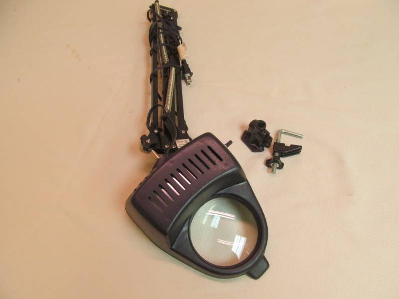 lot 43 image: work lamp
