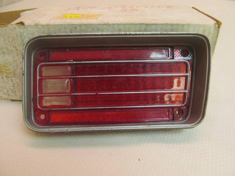 lot 48 image: vintage 1970 Chevelle SS taillight lens