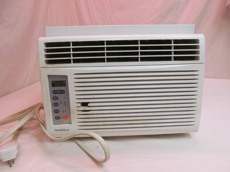 lot 61 image: Gold Star window air conditioner