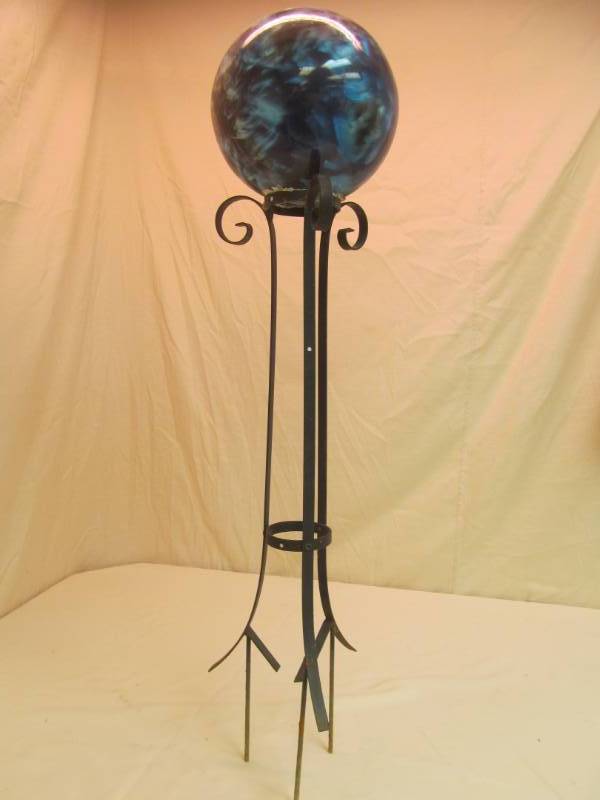 lot 74 image: yard art