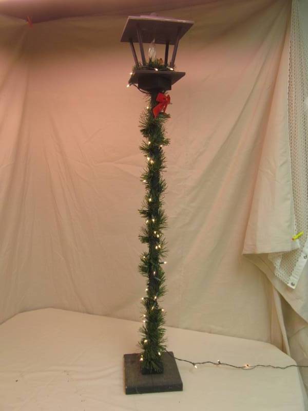 lot 76 image: holiday dcor
