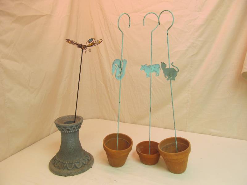 lot 83 image: yard art