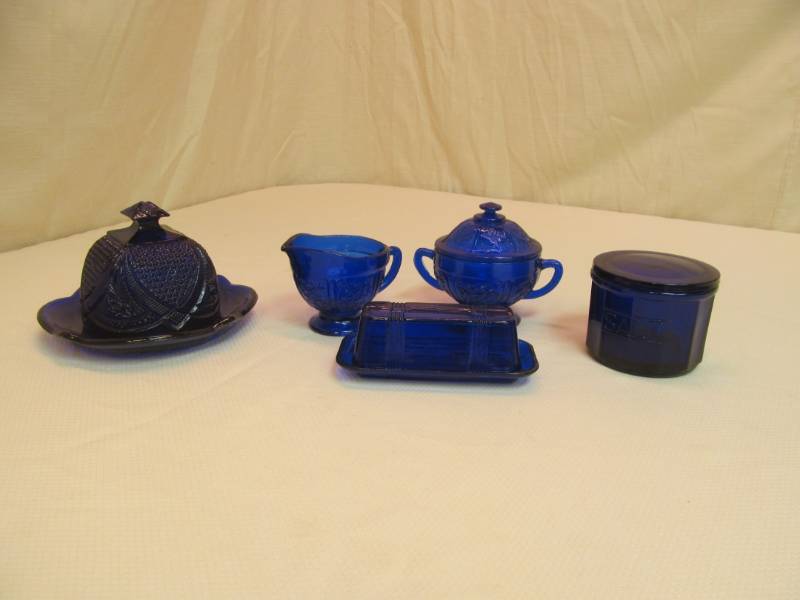 lot 97 image: collectible glassware
