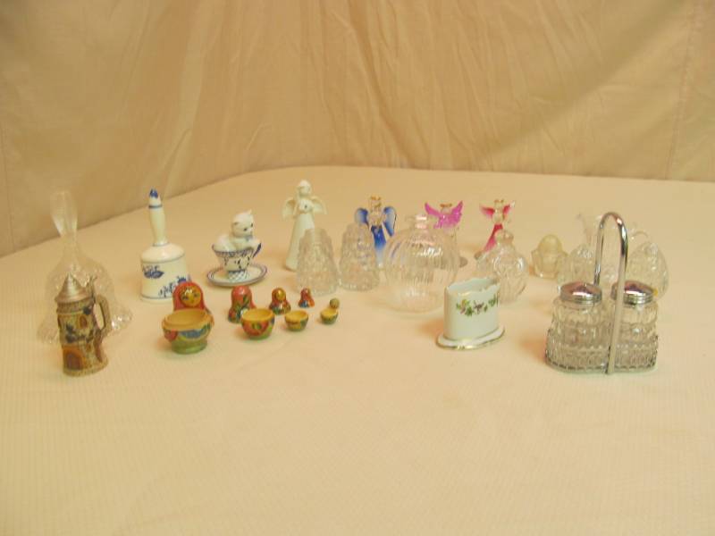 lot 100 image: dcor collectibles
