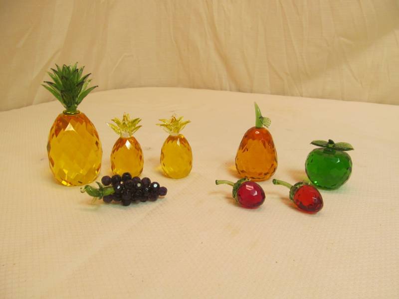 lot 118 image: crystal fruit