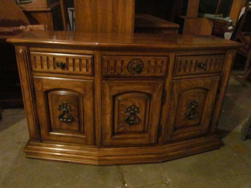 lot 131 image: vintage furniture