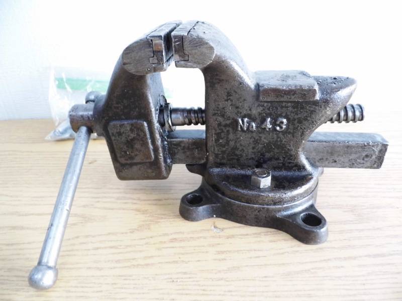 lot 8 image: Vise