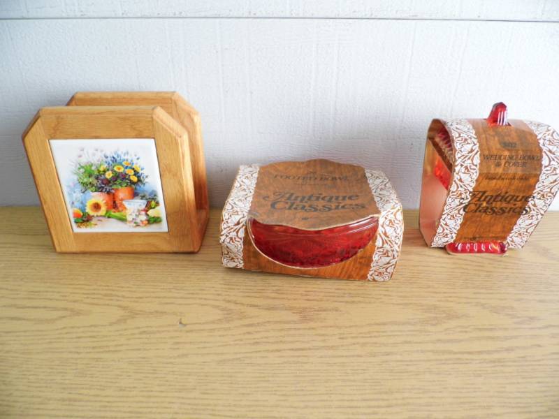 lot 9 image: Antiques Classics Bowls - Napkin Holder
