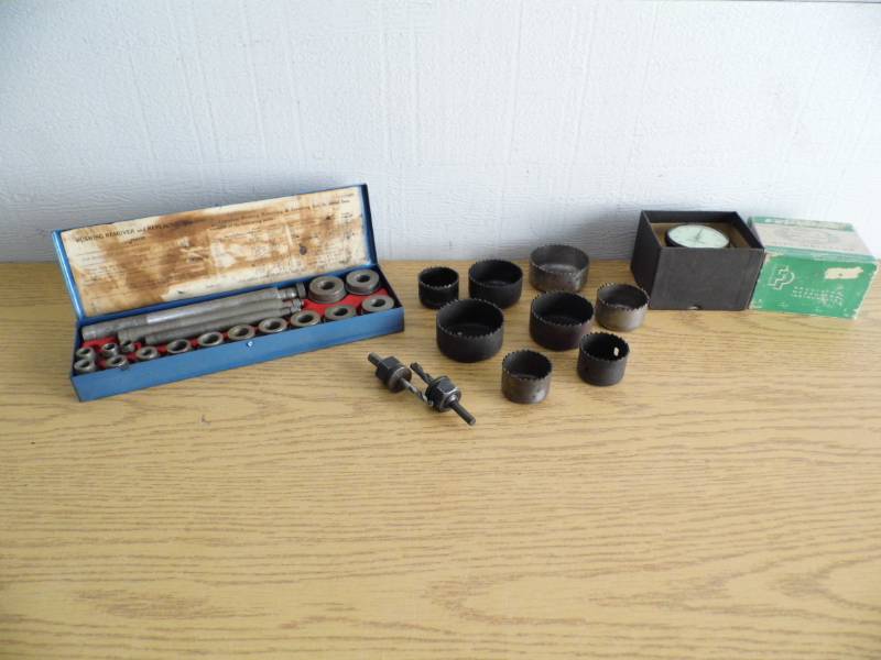 lot 15 image: Hole Saws - Bushing Remover - Dial Indicator
