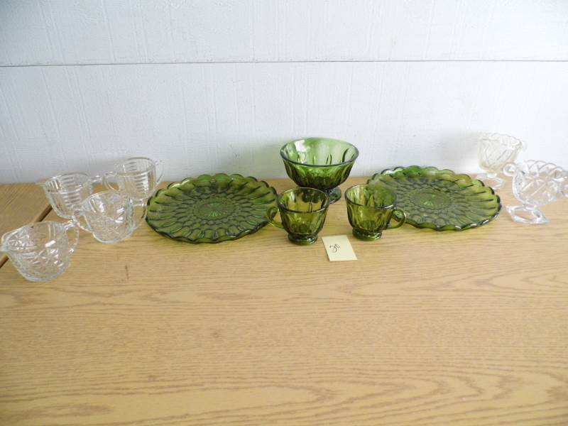 lot 20 image: Glassware - Sugar  Creamer