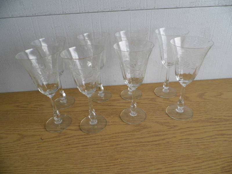lot 21 image: Lot of 8 Piece Stemware